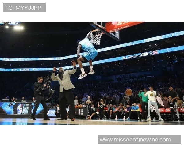 1米6篮球明星的扣篮瞬间展现了力量与技巧的完美结合